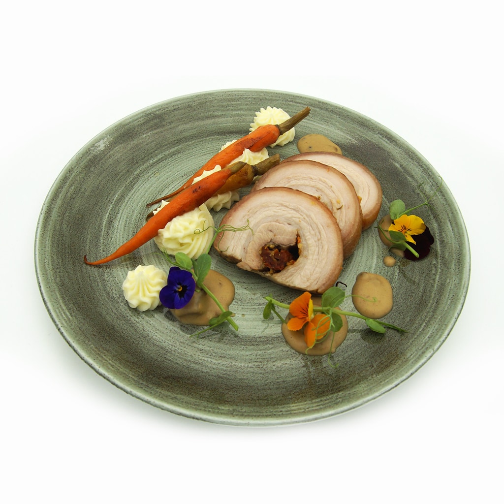 Balotină de porc, cartofi aromatizați cu trufe și baby carrots Balotină de porc, cartofi aromatizați cu trufe și baby carrots